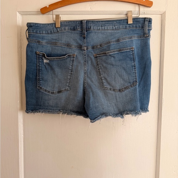 ✨ Universal Thread High-Rise Mid Denim Shorts ✨ - Picture 2 of 4